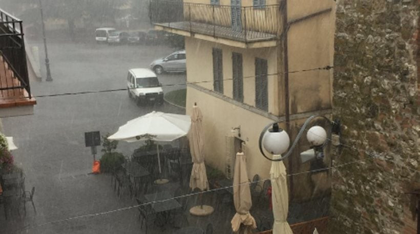 Η κακοκαιρία χτυπά την Ιταλία – Δυο νεκροί από τις ισχυρές βροχοπτώσεις (βίντεο)